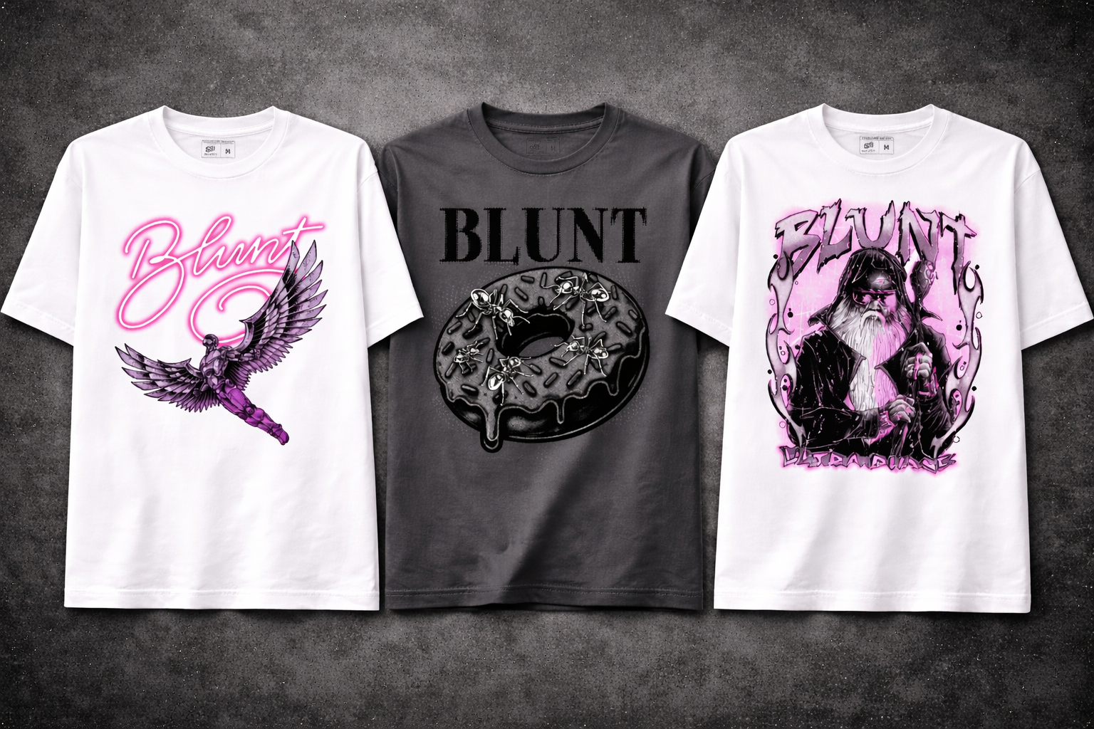 Desenvolvedora em um escritório testando o design responsivo do painel DevLearn em um monitor, notebook, tablet e smartphone simultaneamente.